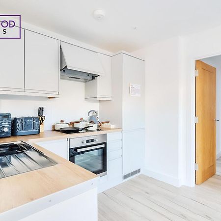 Modern Serviced Apartments For Contractors & Families With Free Parking, Wifi & Netflix By Redwood Stays Бейсингсток Екстериор снимка