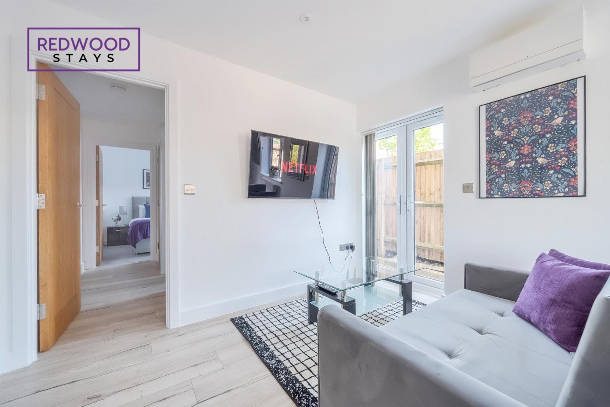 Modern Serviced Apartments For Contractors & Families With Free Parking, Wifi & Netflix By Redwood Stays Бейсингсток Екстериор снимка