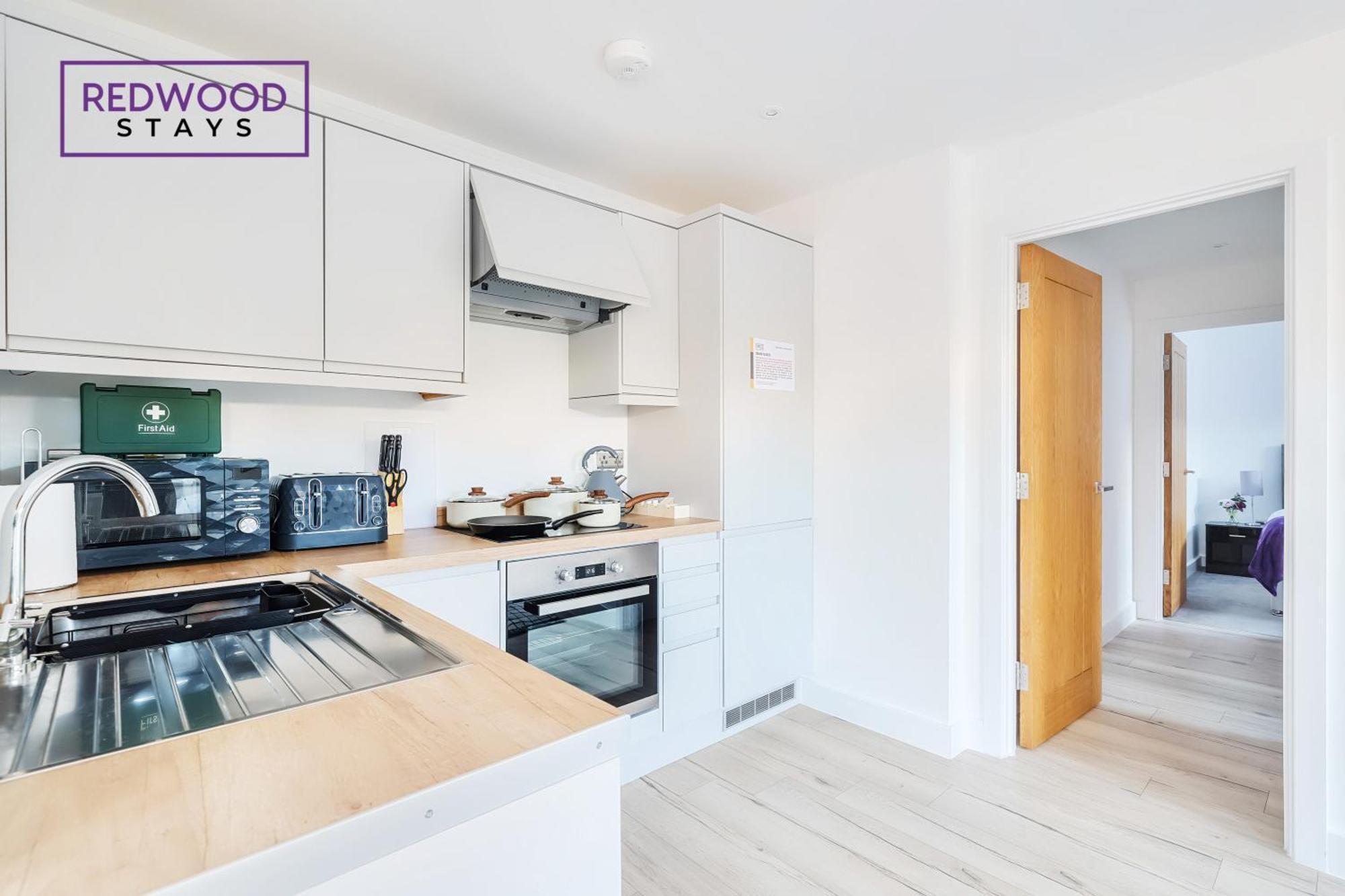 Modern Serviced Apartments For Contractors & Families With Free Parking, Wifi & Netflix By Redwood Stays Бейсингсток Екстериор снимка