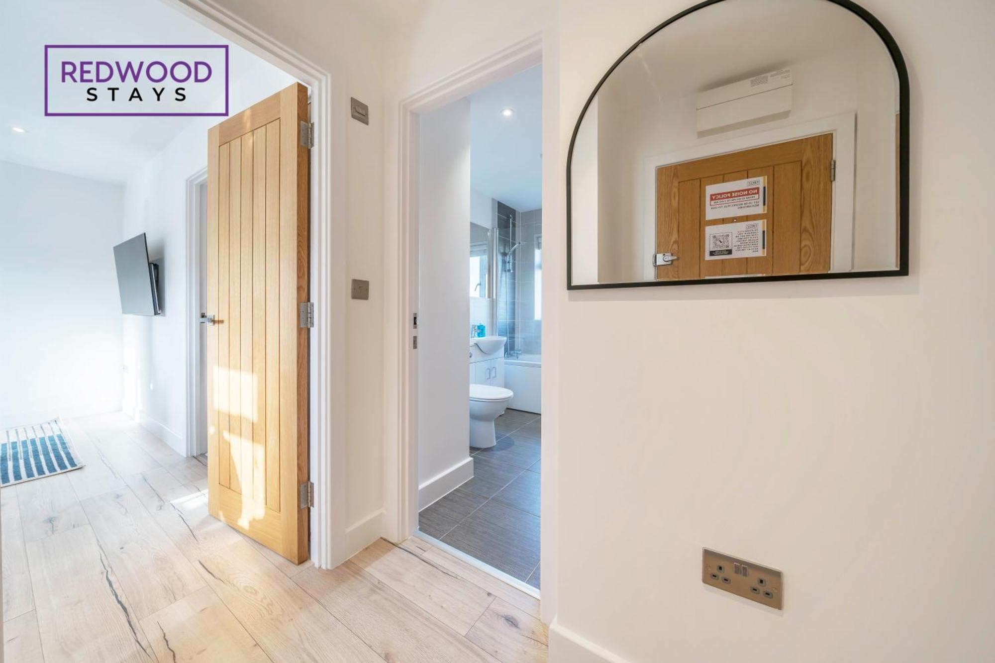 Modern Serviced Apartments For Contractors & Families With Free Parking, Wifi & Netflix By Redwood Stays Бейсингсток Екстериор снимка