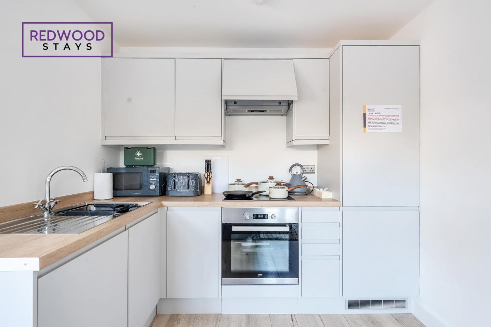 Modern Serviced Apartments For Contractors & Families With Free Parking, Wifi & Netflix By Redwood Stays Бейсингсток Екстериор снимка