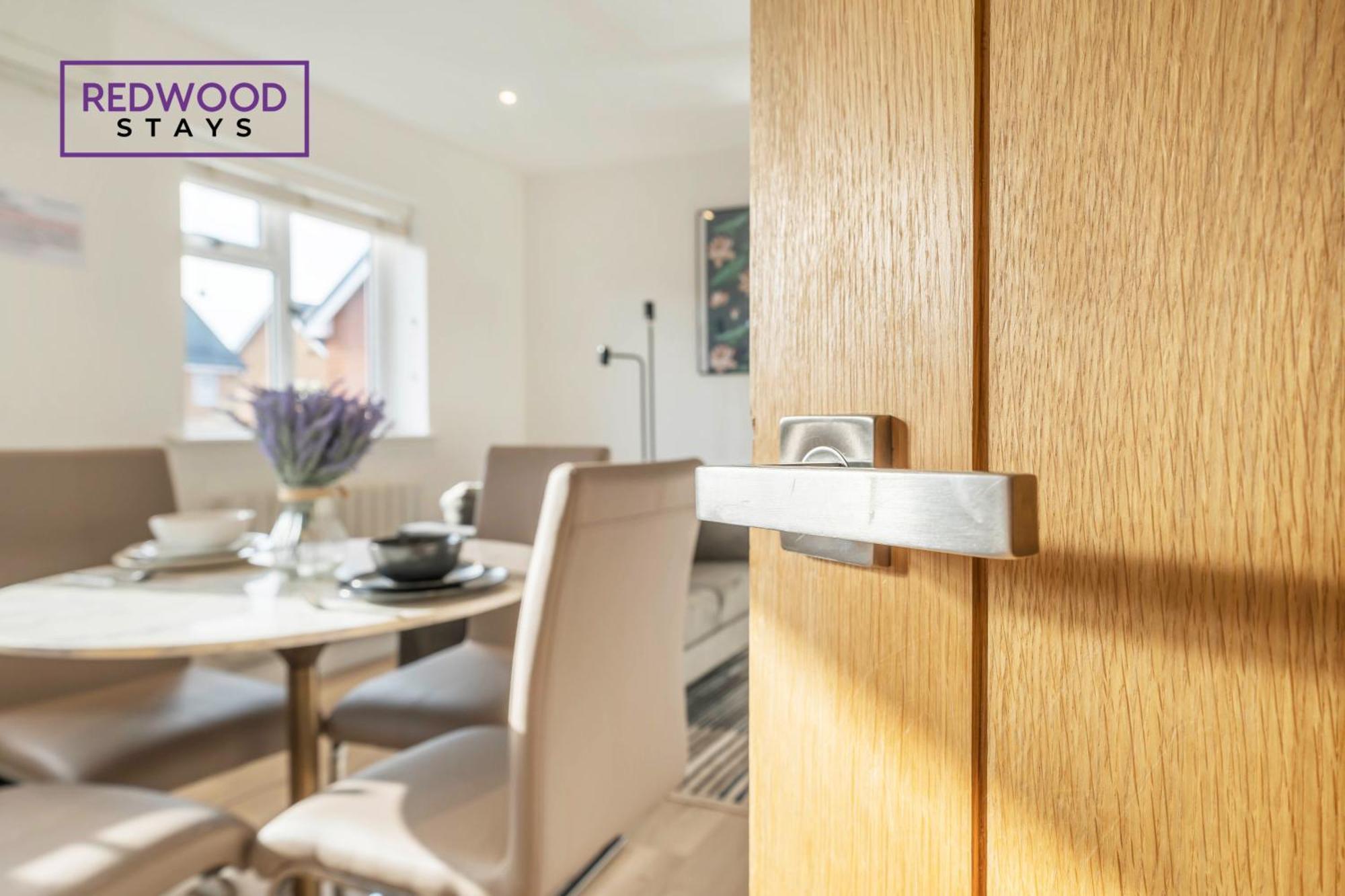 Modern Serviced Apartments For Contractors & Families With Free Parking, Wifi & Netflix By Redwood Stays Бейсингсток Екстериор снимка
