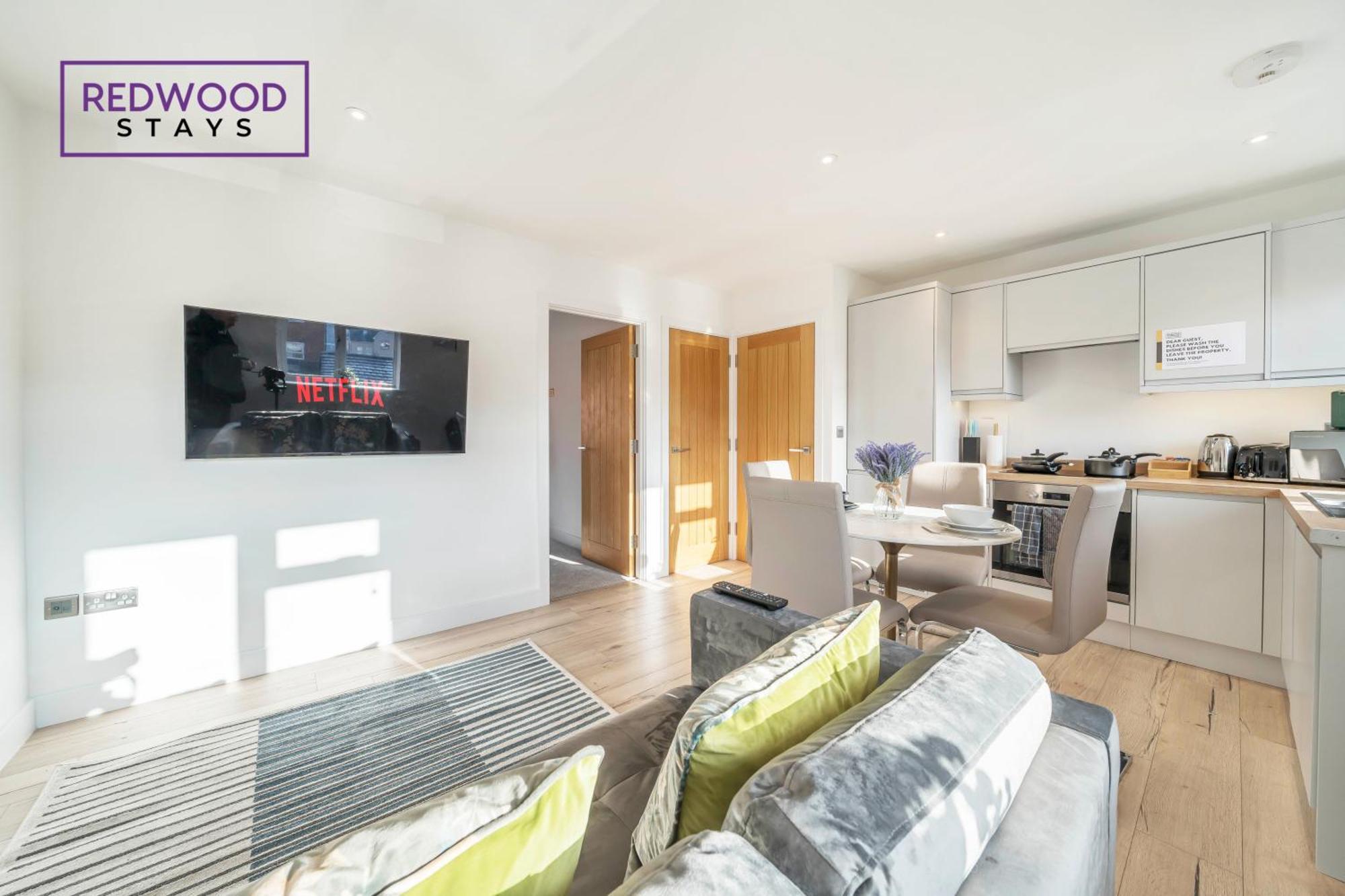 Modern Serviced Apartments For Contractors & Families With Free Parking, Wifi & Netflix By Redwood Stays Бейсингсток Екстериор снимка