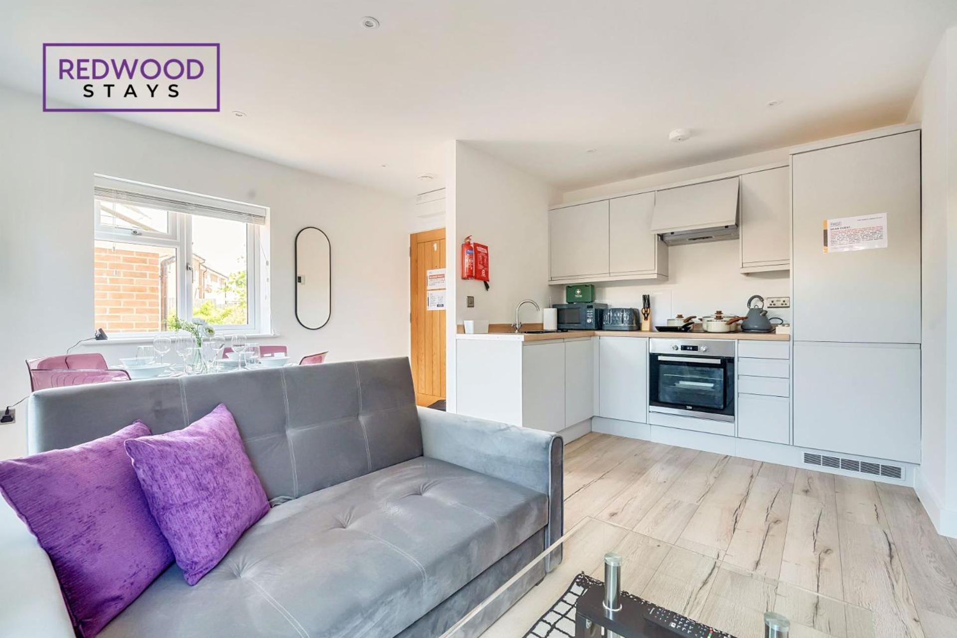 Modern Serviced Apartments For Contractors & Families With Free Parking, Wifi & Netflix By Redwood Stays Бейсингсток Екстериор снимка