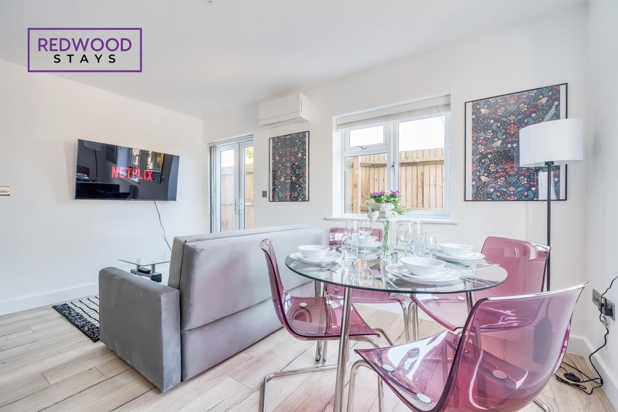 Modern Serviced Apartments For Contractors & Families With Free Parking, Wifi & Netflix By Redwood Stays Бейсингсток Екстериор снимка