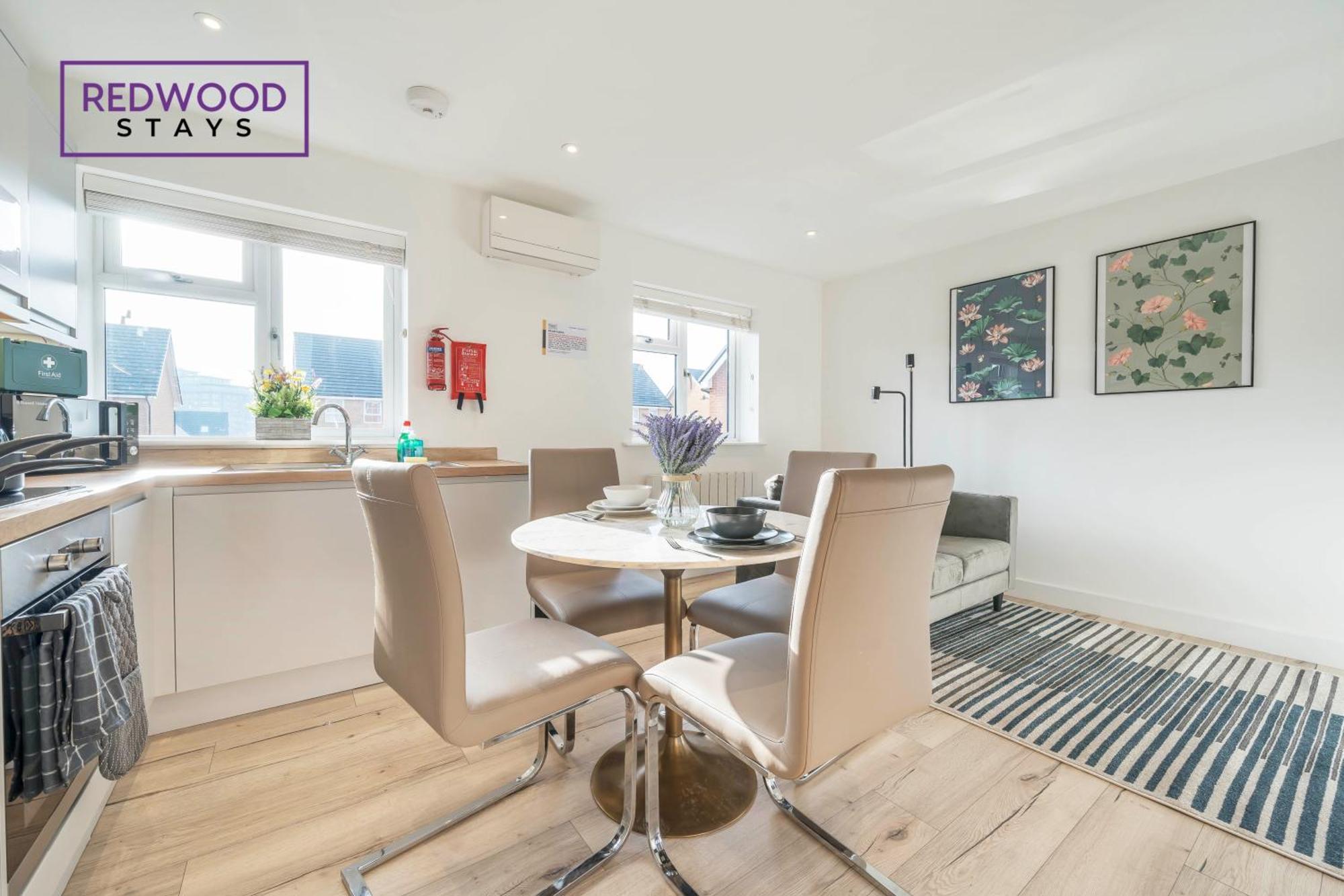 Modern Serviced Apartments For Contractors & Families With Free Parking, Wifi & Netflix By Redwood Stays Бейсингсток Екстериор снимка