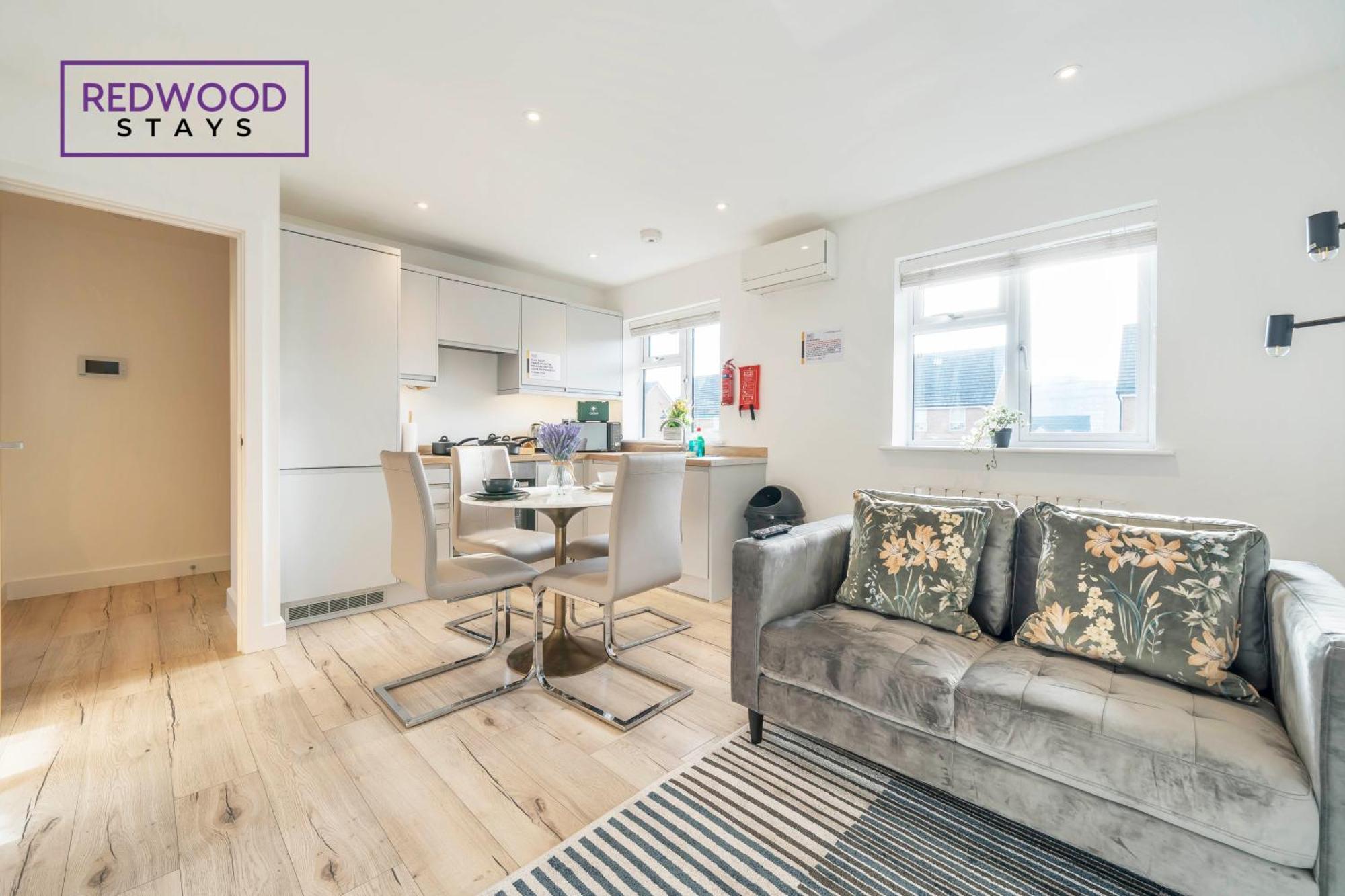 Modern Serviced Apartments For Contractors & Families With Free Parking, Wifi & Netflix By Redwood Stays Бейсингсток Екстериор снимка