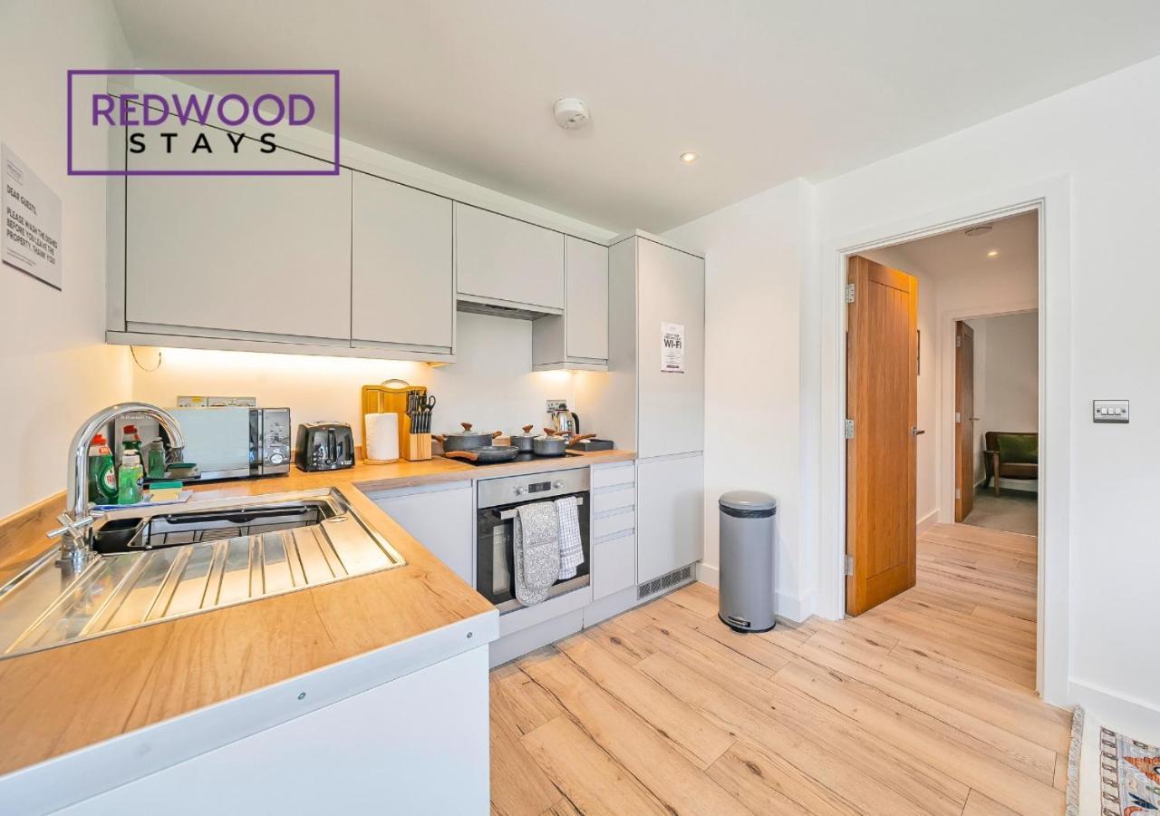 Modern Serviced Apartments For Contractors & Families With Free Parking, Wifi & Netflix By Redwood Stays Бейсингсток Екстериор снимка