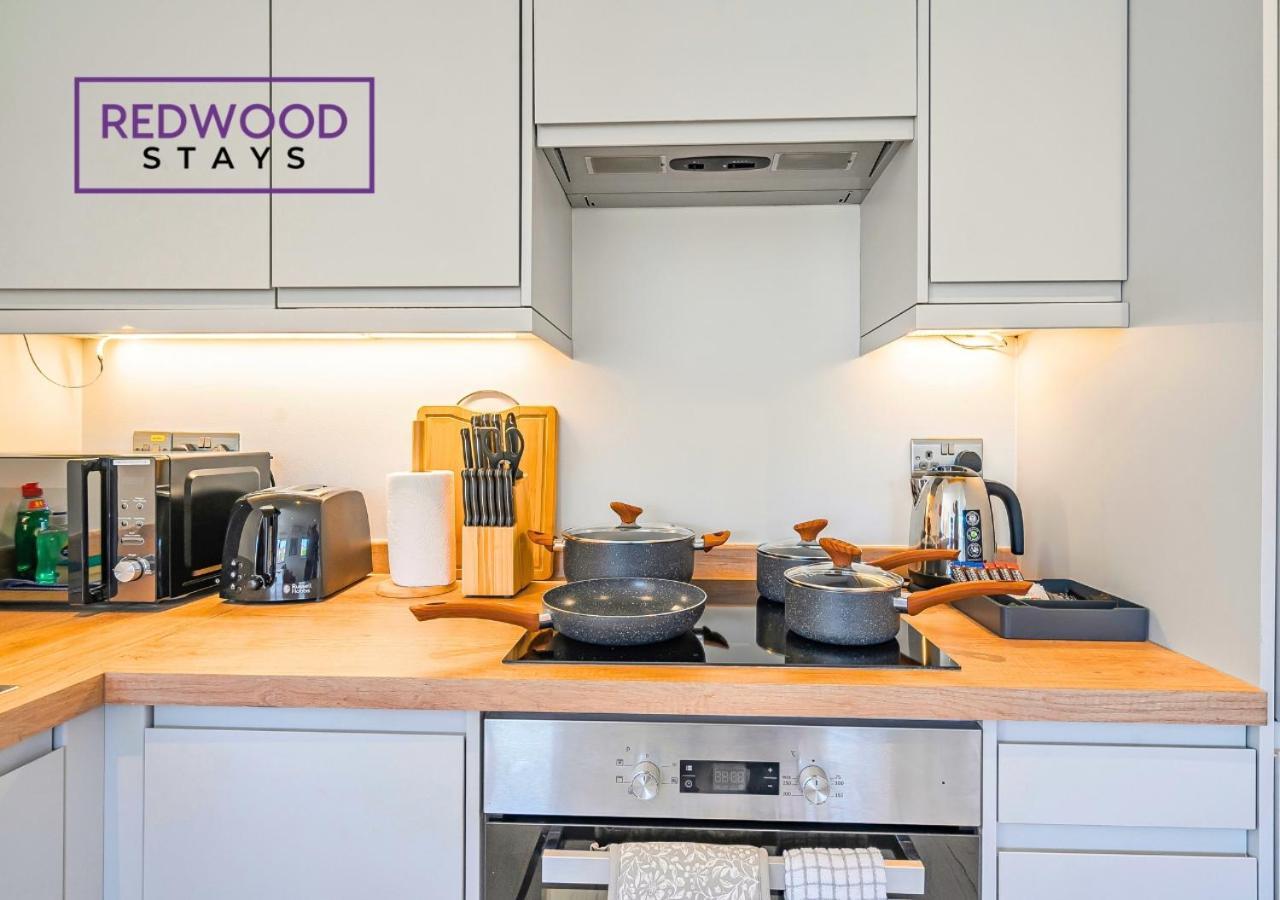 Modern Serviced Apartments For Contractors & Families With Free Parking, Wifi & Netflix By Redwood Stays Бейсингсток Екстериор снимка